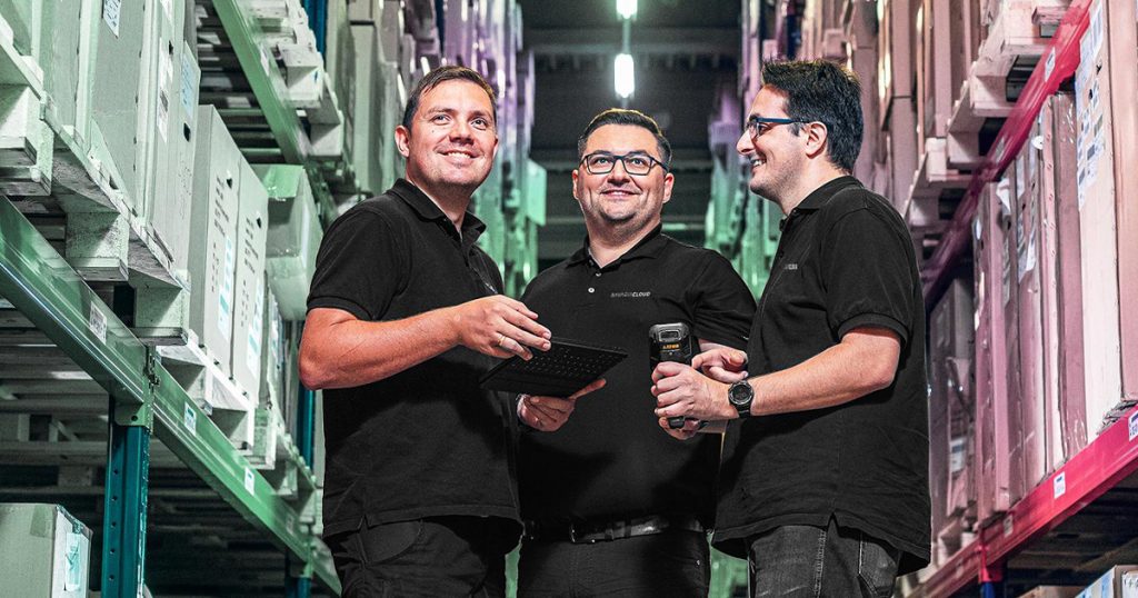 BavariaCloud IT-Team betreut Kundenprojekt in Logistikhalle