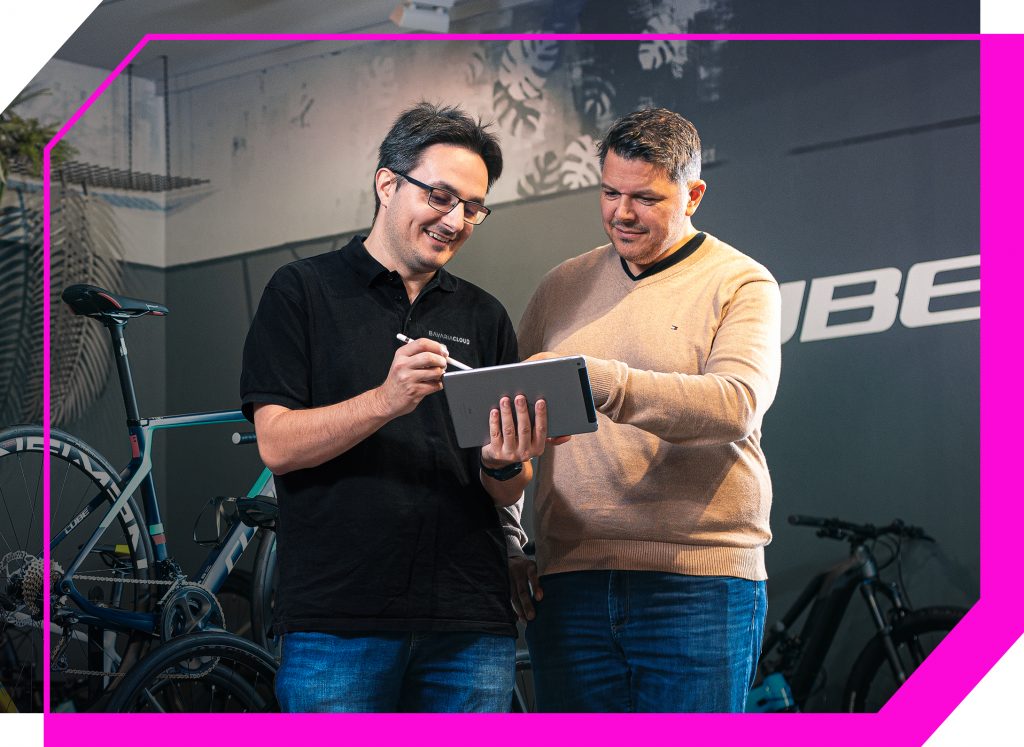 BavariaCloud IT-Experte zeigt IT-Lösung am Tablet beim Kundentermin