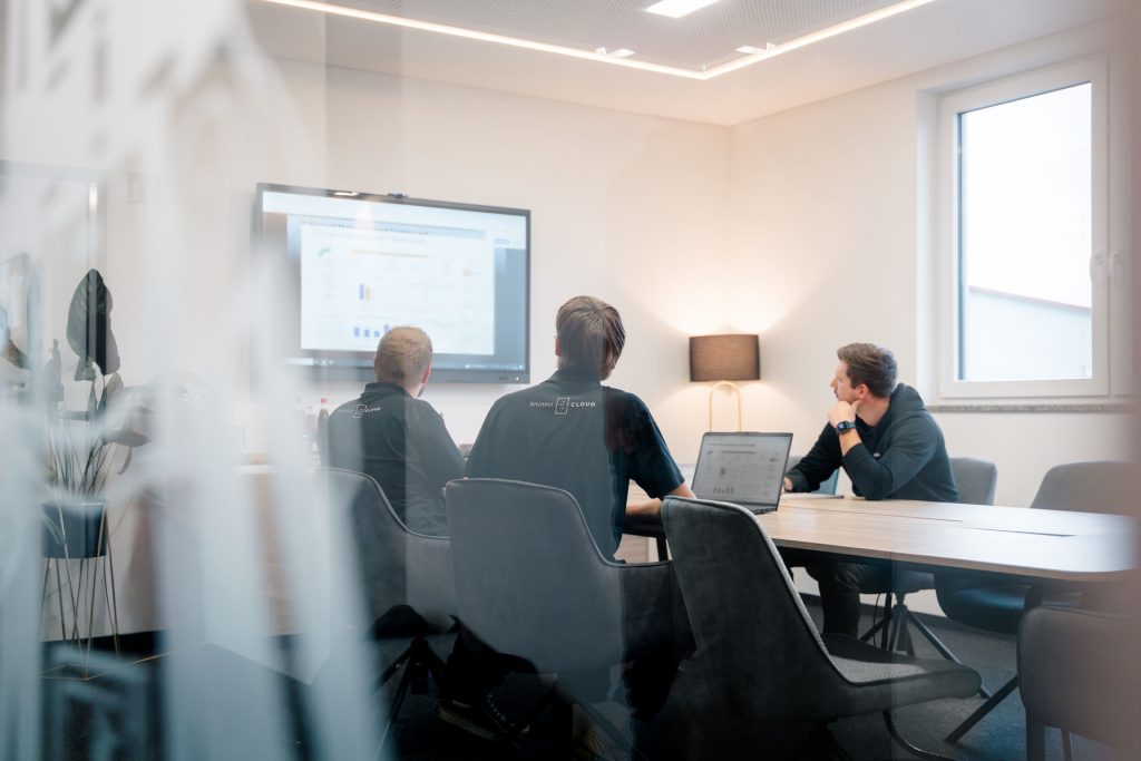 BavariaCloud Cybersecurity-Team bespricht IT-Sicherheitsstrategie für KMU in der Oberpfalz im Beratungsgespräch