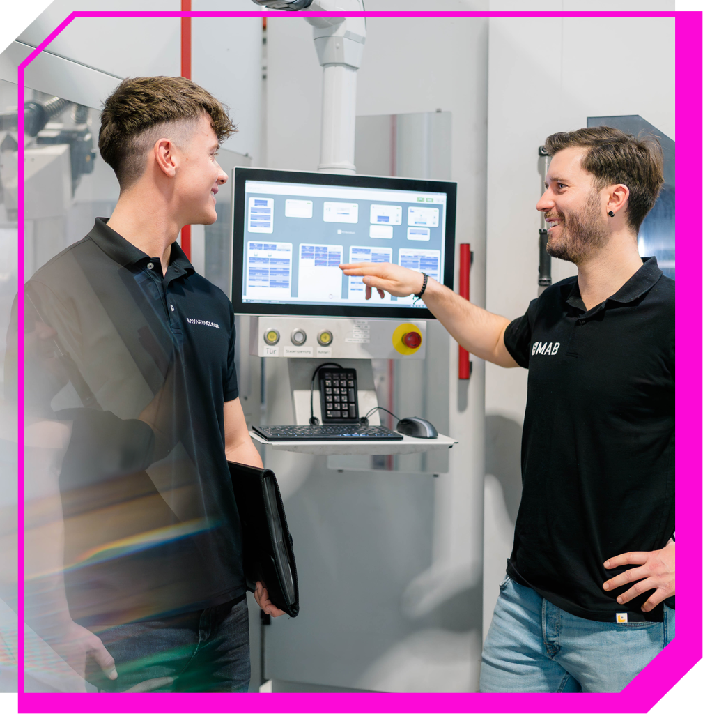 IT für Produktion und Fertigung – BavariaCloud in Industriekunden-Fertigungshalle