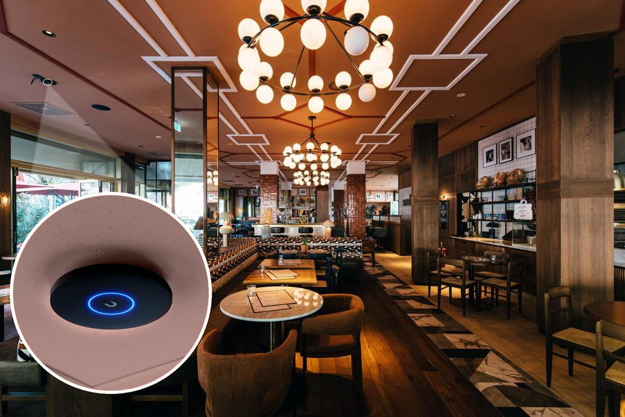 UniFi Access Point im Gastraum eines L'Osteria Restaurants, installiert von BavariaCloud