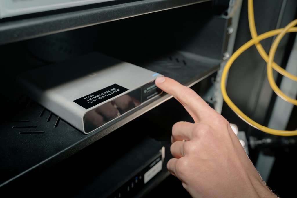 UniFi Firewall im Netzwerkrack, installiert und dokumentiert von BavariaCloud