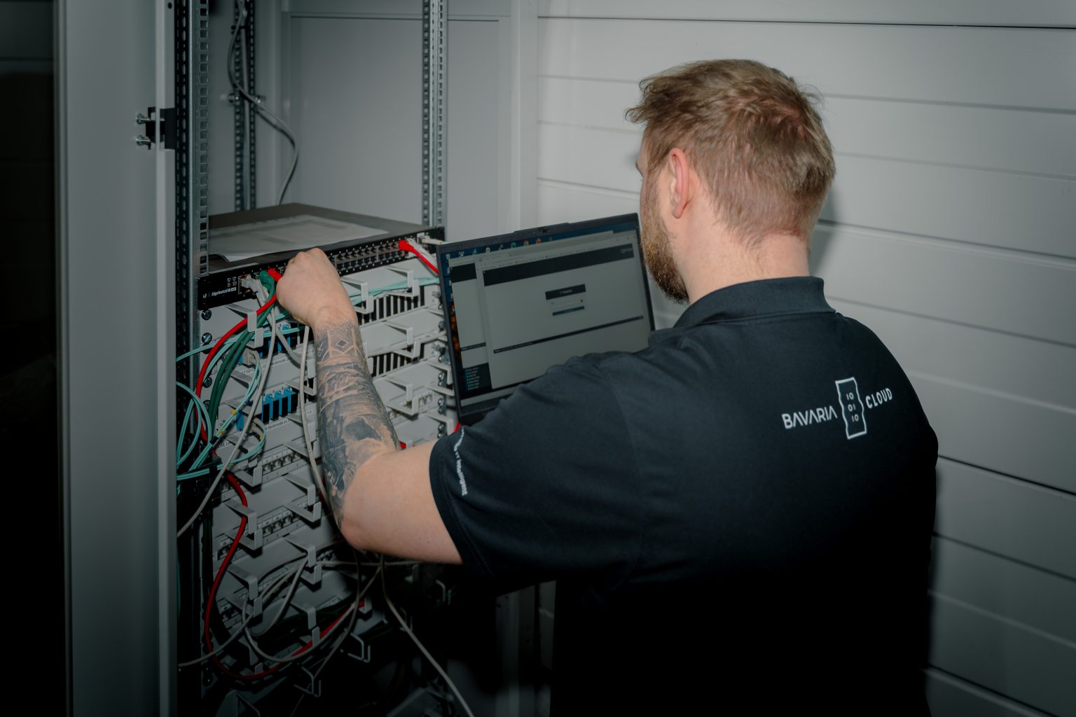 Alternativtext: UniFi Netzwerk Installation durch BavariaCloud: Switches und Verkabelung im Netzwerkrack