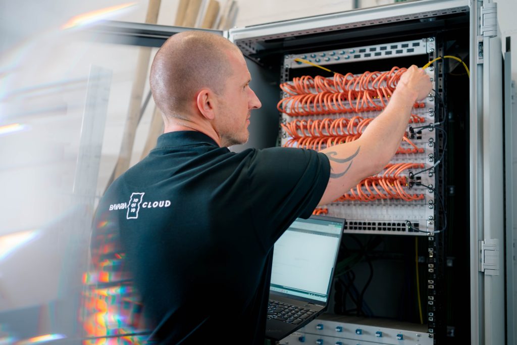 UniFi Switches im Netzwerkrack, strukturiert verkabelt von BavariaCloud (bei UniFi Rack: UniFi Switches im UniFi Rack, verkabelt von BavariaCloud)