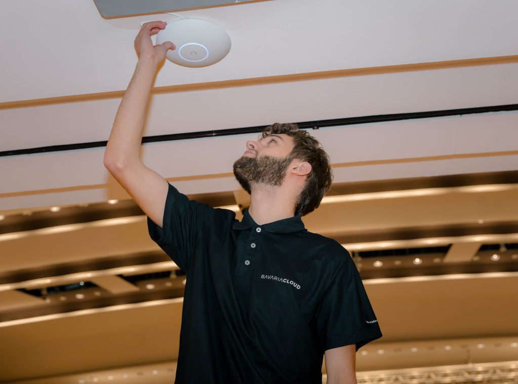 UniFi Access Point Deckenmontage durch BavariaCloud für Unternehmens-WLAN