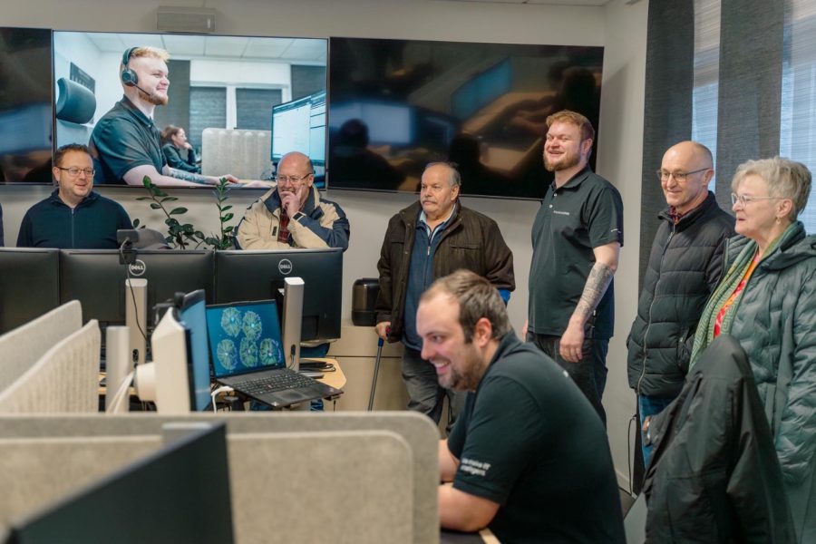 Besucher und BavariaCloud-Team im ServiceDesk-Bereich mit Monitoren und Bildschirmen beim Tag der offenen Tür