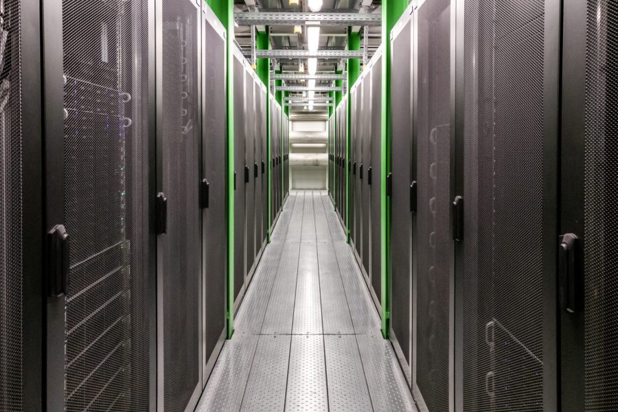 Gang zwischen geschlossenen Serverschränken in einem Rechenzentrum
