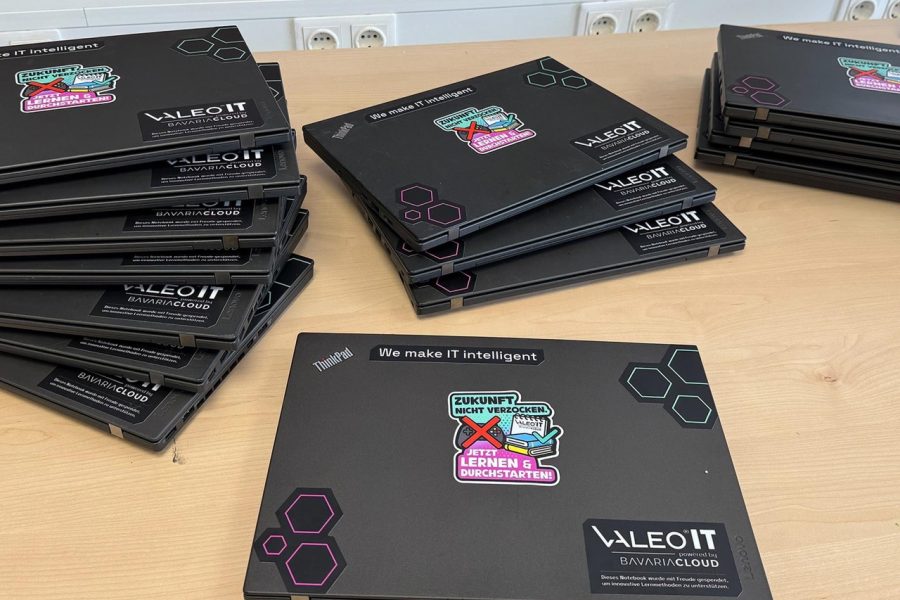 Aufbereitete Lenovo ThinkPad Notebooks mit VALEO IT- und BavariaCloud-Branding und Sticker "Zukunft nicht verzocken. Jetzt lernen und durchstarten!" für die Notebook-Spendenaktion an Grundschulen